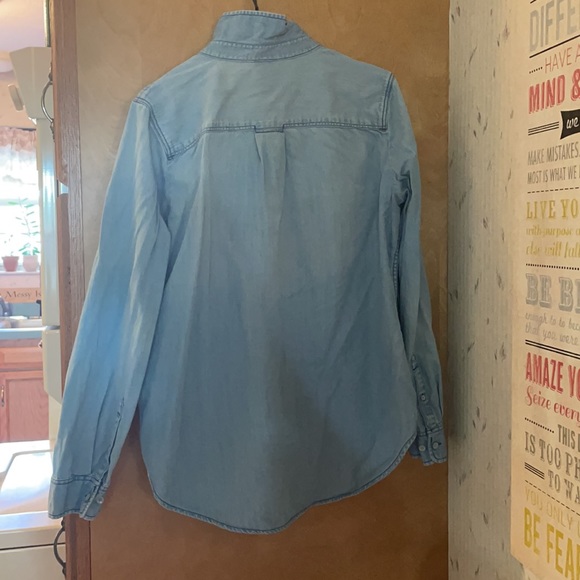 Women’s Chambray Button-Down Shirt - Picture 3 of 6